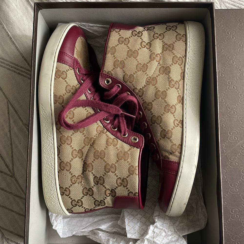Gucci mens shoes. Size 37 (5.5 mens, 7.5 womens) BEI Ebony/Class Ruby